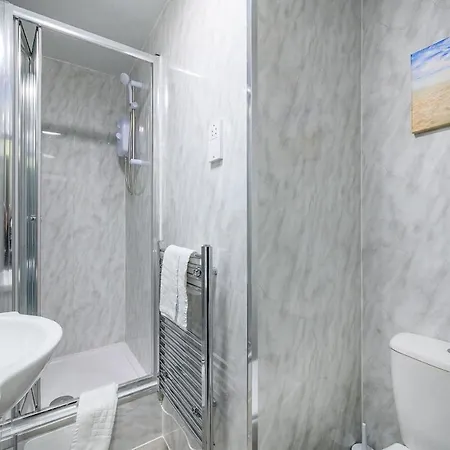 78f1- Modern & Stylish * Bradford (West Yorkshire)