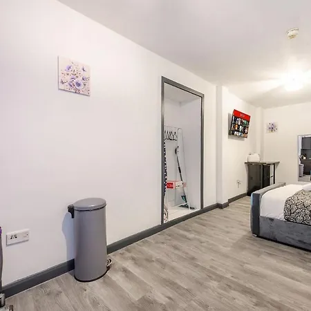 78f1- Modern & Stylish * Bradford (West Yorkshire)