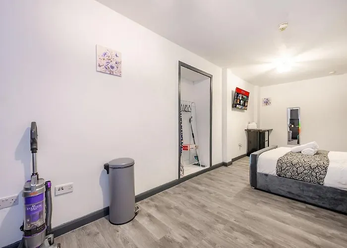 78f1- Modern & Stylish * Bradford (West Yorkshire)